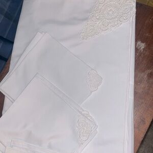 Vintage 118”x58” Linen Embroidered Tablecloth & 12 Napkins Embroidery